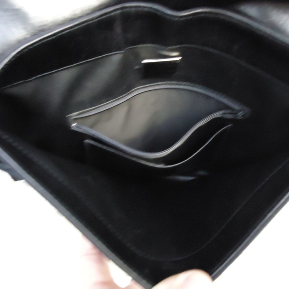 Stuart Weitzman turnlock crossbody  bag. - Picture 3 of 8